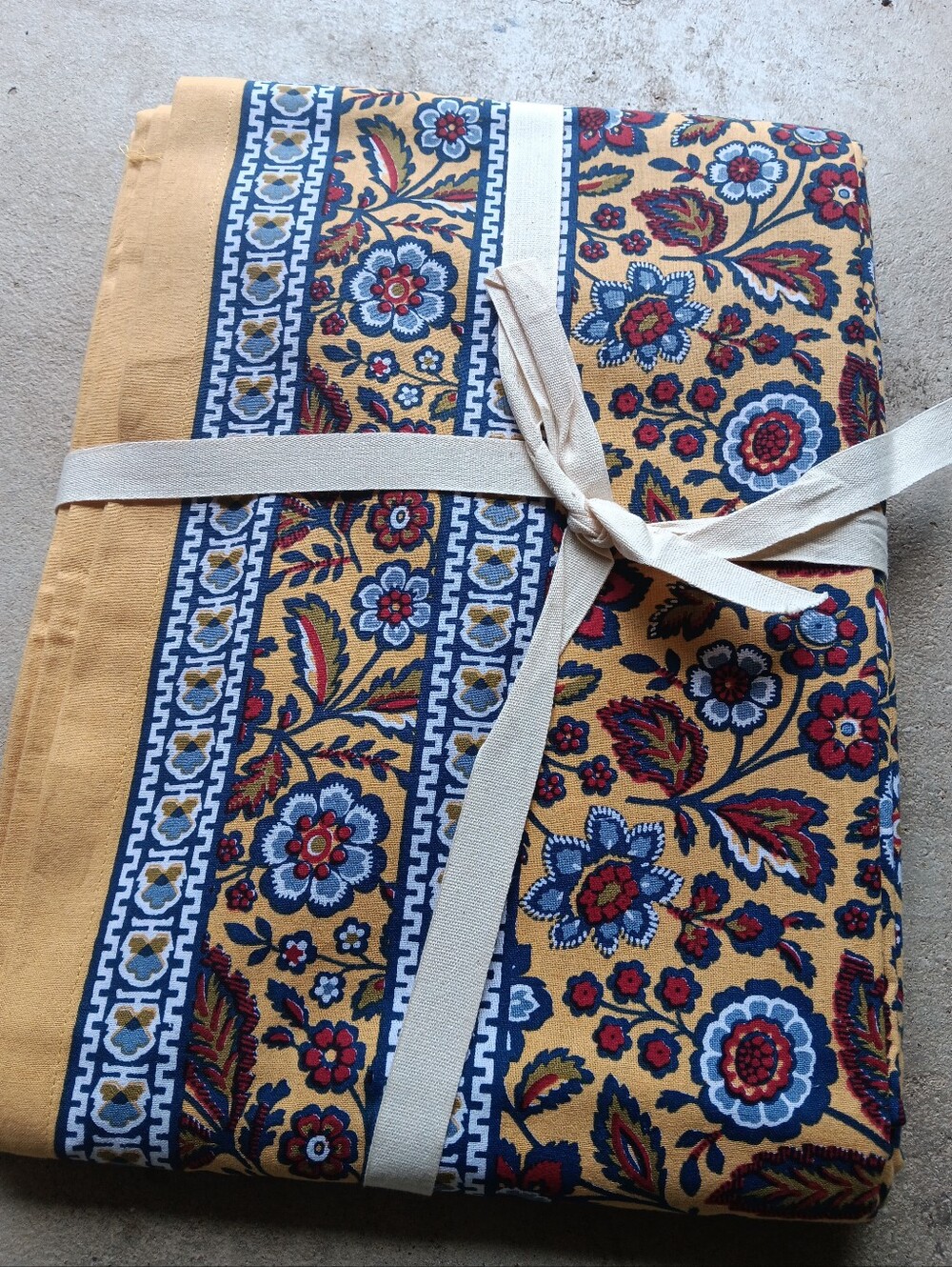 Williams Sonoma Nappe Alsace Floral Print 100% Cotton Tablecloth NWT - Picture 3 of 3